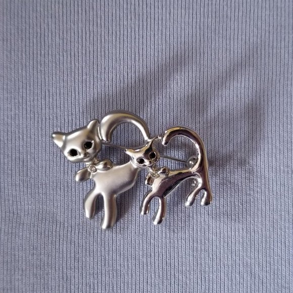 Jewelry - Pretty, cat/kitten brooch, green faceted glass eyes & clear glass jewel on bow